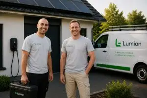 Monteurs van Lumion Energy bij de servicebus voor een warmtepomp