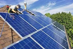 Monteurs leggen zonnepanelen op een dak